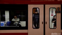 Video Detik-detik LRT Jabodebek Gelap Total, Penumpang Dievakuasi!