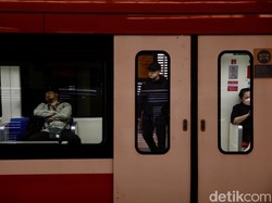 Video Detik-detik LRT Jabodebek Gelap Total, Penumpang Dievakuasi!