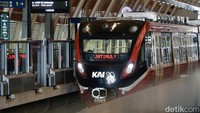 LRT Jabodebek Gangguan, Penumpang Dievakuasi Jalan Kaki di Lintasan LRT Jabodebek Gangguan, Penumpang Dievakuasi Jalan Kaki di Lintasan