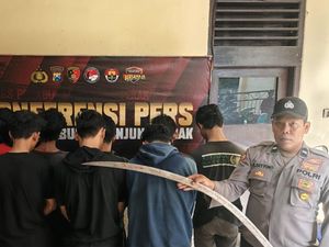 Gangster Bawa Sajam hingga Molotov Diciduk Polisi di Surabaya Gangster Bawa Sajam hingga Molotov Diciduk Polisi di Surabaya