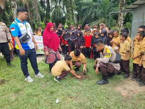 Polisi Edukasi Siswa SD di Dumai soal Lingkungan Sambil Tanam Pohon