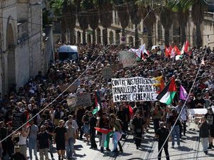 Prancis Diguncang Gelombang Protes Nasional di Tengah Krisis Politik