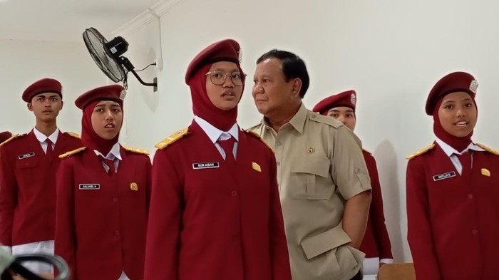 Momen Hangat, Prabowo Disambut Meriah di Sekolah Rakyat!