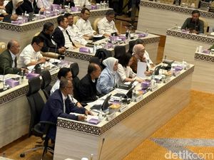 Komisi V Minta Kementerian PU Tambah Anggaran buat Perbaiki Jalan Daerah Komisi V Minta Kementerian PU Tambah Anggaran buat Perbaiki Jalan Daerah