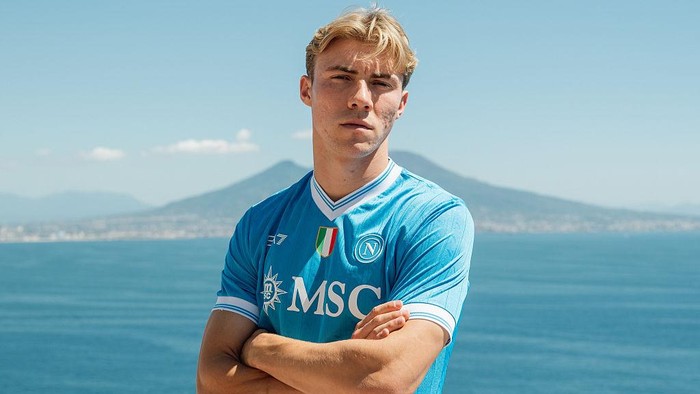 NAPLES, ITALY - SEPTEMBER 01: Danish player Rasmus Hojlund poses as a new SSC Napoli player on September 1, 2025 in Naples, Italy. (Photo by SSC NAPOLI/SSC NAPOLI via Getty Images)
