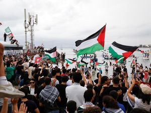 Ribuan Warga Tunisia Serbu Pantai, Dukung Kapal Bantuan ke Gaza Ribuan Warga Tunisia Serbu Pantai, Dukung Kapal Bantuan ke Gaza