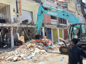Roboh Saat Banjir, Ruko di Jalan Sulawesi Denpasar Dihancurkan Roboh Saat Banjir, Ruko di Jalan Sulawesi Denpasar Dihancurkan