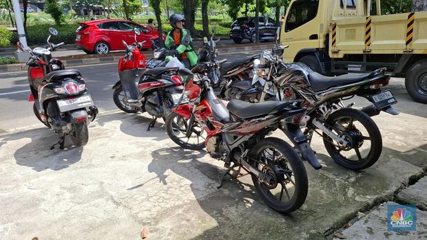 Sejumlah dealer motor sport  di Cipinang dan Condet, Jakarta Timur pada Rabu (10/9/2025), jejak tampak sunyi pembeli. (CNBC Indonesia/Chandra Dwi Pranata)