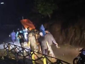Wanita Sakit Ditandu 13 Km ke RSUD Soppeng gegara Jalan Rusak Wanita Sakit Ditandu 13 Km ke RSUD Soppeng gegara Jalan Rusak