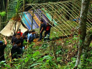 6 Orang Diamankan Usai Penggerebekan Tambang Emas Ilegal di Sukabumi 6 Orang Diamankan Usai Penggerebekan Tambang Emas Ilegal di Sukabumi