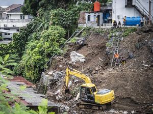 Tanggul 15 Meter di Semarang Longsor, Petugas Kerahkan Alat Berat