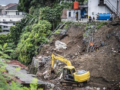 Tanggul 15 Meter di Semarang Longsor, Petugas Kerahkan Alat Berat