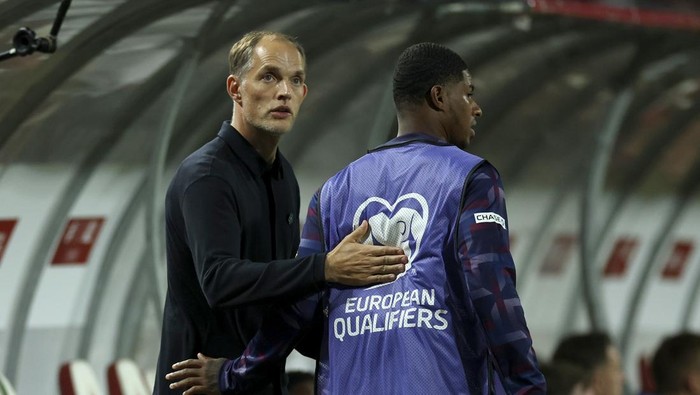 BELGRADE, SERBIA - SEPTEMBER 09: Thomas Tuchel, Head Coach of England, interacts with Marcus Rashford of England during the FIFA World Cup 2026 qualifier match between Serbia and England at Rajko Mitic Stadium on September 09, 2025 in Belgrade, Serbia. (Photo by Eddie Keogh - The FA/The FA via Getty Images)