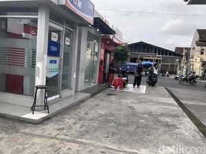 Detik-detik 2 Maling Modus Ganjal ATM Dibekuk di SPBU Bugisan Jogja Detik-detik 2 Maling Modus Ganjal ATM Dibekuk di SPBU Bugisan Jogja