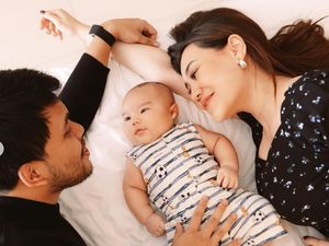 7 Foto Aaliyah Massaid-Thariq Perdana Pamer Wajah Anak di Usia 3 Bulan 7 Foto Aaliyah Massaid-Thariq Perdana Pamer Wajah Anak di Usia 3 Bulan