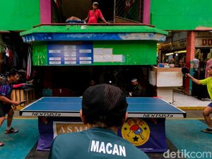 Adu Smash di Arena Tenis Meja Pasar Grogol Adu Smash di Arena Tenis Meja Pasar Grogol