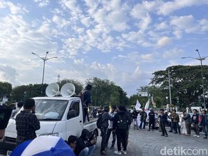 Demo Gerakan Nasional Pendidikan di Titik Nol Jogja, Ini 12 Tuntutan Massa Demo Gerakan Nasional Pendidikan di Titik Nol Jogja, Ini 12 Tuntutan Massa