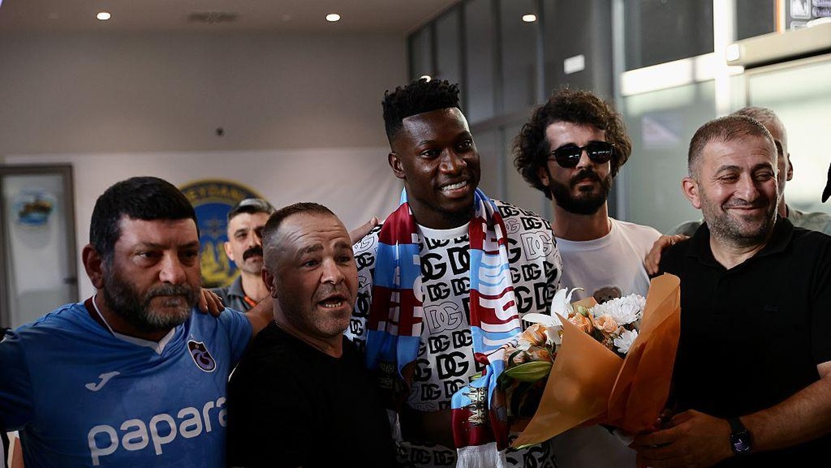 Andre Onana disambut fans Trabzonspor saat tiba di Turki. (Anadolu via Getty Images/Anadolu)