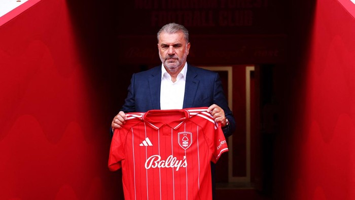 Ange Postecoglou Soccer Football - Nottingham Forest unveil new manager Ange Postecoglou - The City Ground, Nottingham, Britain - September 11, 2025 New Nottingham Forest manager Ange Postecoglou poses for a photograph with the club shirt inside the stadium Action Images via Reuters/Matthew Childs