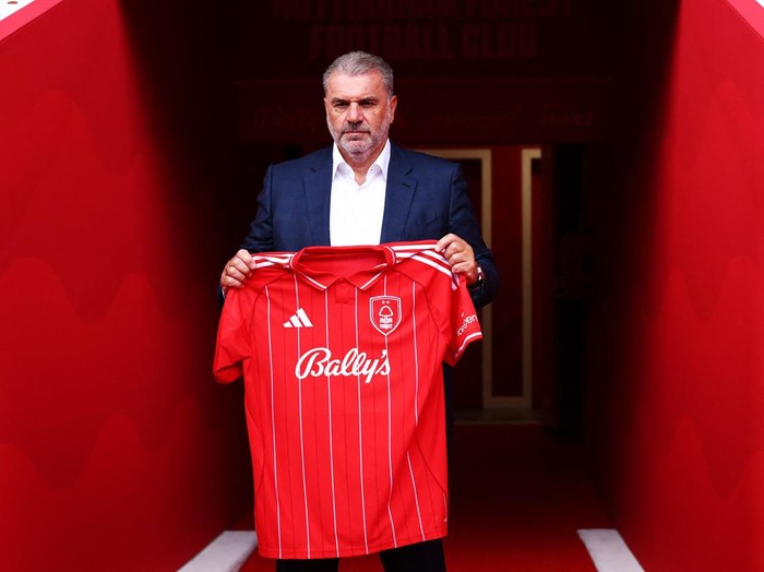 Soccer Football - Nottingham Forest unveil new manager Ange Postecoglou - The City Ground, Nottingham, Britain - September 11, 2025 New Nottingham Forest manager Ange Postecoglou poses for a photograph with the club shirt inside the stadium Action Images via Reuters/Matthew Childs