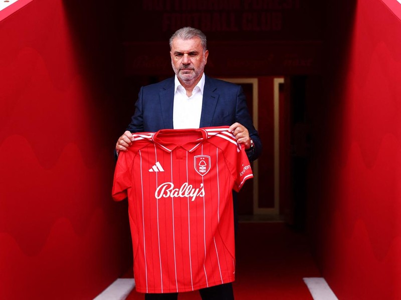 Soccer Football - Nottingham Forest unveil new manager Ange Postecoglou - The City Ground, Nottingham, Britain - September 11, 2025 New Nottingham Forest manager Ange Postecoglou poses for a photograph with the club shirt inside the stadium Action Images via Reuters/Matthew Childs