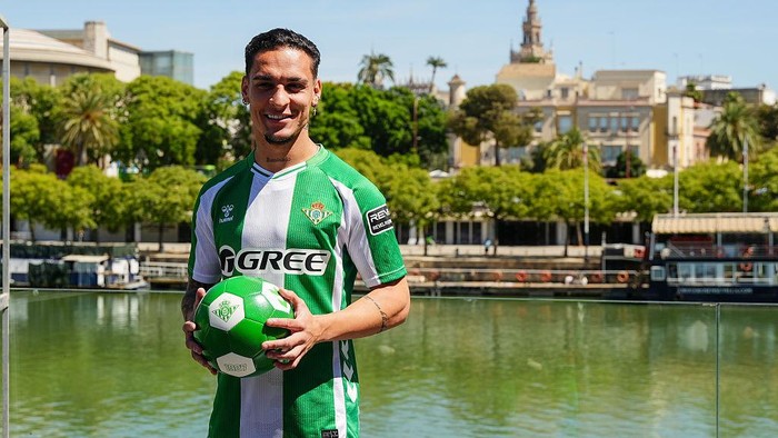 SEVILLE ANDALUSIA, SPAIN - SEPTEMBER 02: The new Real Betis Balompie player, Antony Matheus dos Santos during his presentation. On September 2, 2025 in Seville, Andalusia, Spain. Real Betis has celebrated at the Abades Triana restaurant the official presentation of Antony Matheus dos Santos as a new player of Real Betis, reinforcing the squad for the new season. (Photo By Francisco J. Olmo/Europa Press via Getty Images)