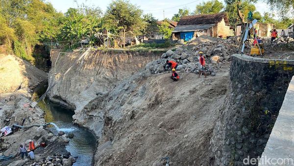 Melihat Pembangunan Bendung Wonokerto di Mojokerto