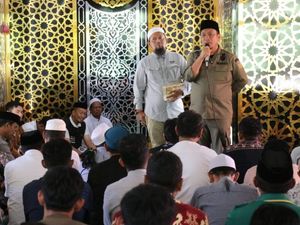 Bupati Luwu Timur Beri Hadiah Umrah 5 ASN Rutin Salat Berjemaah di Masjid Bupati Luwu Timur Beri Hadiah Umrah 5 ASN Rutin Salat Berjemaah di Masjid
