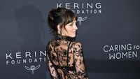 5 Gaya Penuh Risiko Dakota Johnson, Berbalut Gaun Menerawang
