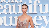Foto: Margot Robbie Tampil Berani, Berbalut Gaun Transparan Giorgio Armani