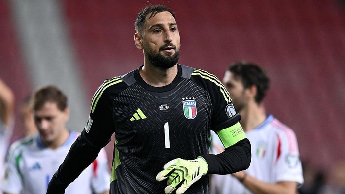 DEBRECEN, HUNGARY - SEPTEMBER 08: Gianluigi Donnarumma of Italy looks during the FIFA World Cup 2026 qualifier match between Israel and Italy at Nagyerdei Stadion on September 08, 2025 in Debrecen, Hungary. (Photo by Image Photo Agency/Getty Images)