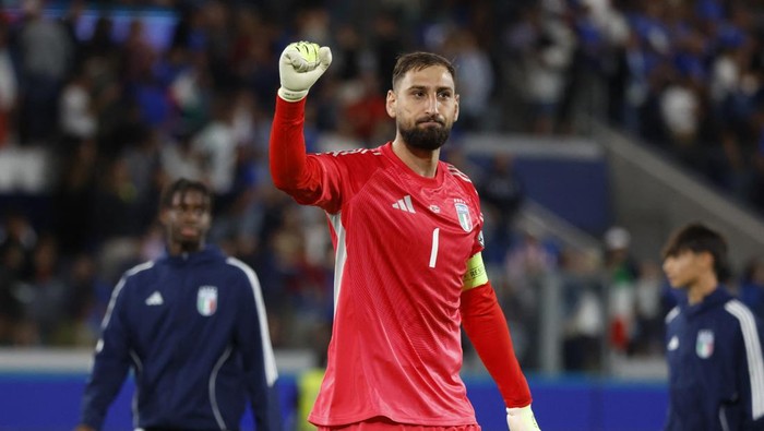 Soccer Football - World Cup - UEFA Qualifiers - Group I - Italy v Estonia - Gewiss Stadium, Bergamo, Italy - September 5, 2025 Italys Gianluigi Donnarumma celebrates after the match REUTERS/Alessandro Garofalo