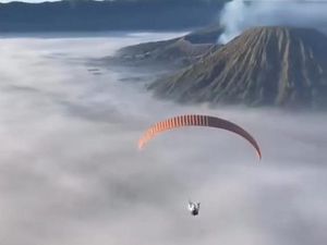 Viral Orang Terbang Naik Paralayang di Bromo, Ternyata Turis Korea Selatan Viral Orang Terbang Naik Paralayang di Bromo, Ternyata Turis Korea Selatan