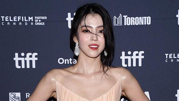7 Gaya Memukau Han So Hee di Red Carpet TIFF 2025 untuk Premiere Project Y