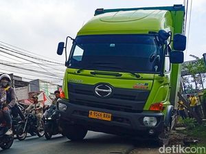 Hati-hati, Ada Truk Jeblos di Pamulang Tangsel