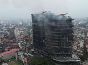 Mencekam! Hotel Hilton Nepal Ikut Dibakar Massa Mencekam! Hotel Hilton Nepal Ikut Dibakar Massa