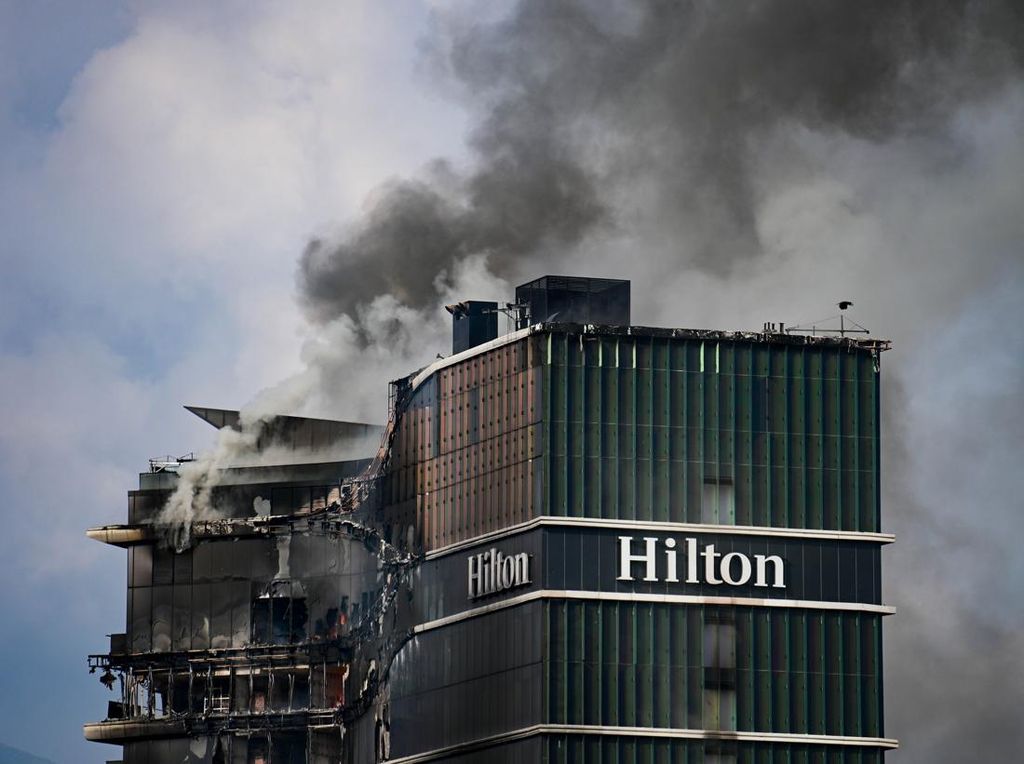 Ngeri! Penampakan Hotel Hilton Nepal Hangus Dibakar Massa Demo Ngeri! Penampakan Hotel Hilton Nepal Hangus Dibakar Massa Demo
