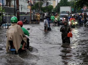 Jalan Pondok Aren Raya Terendam Banjir Setinggi 60 Sentimeter Jalan Pondok Aren Raya Terendam Banjir Setinggi 60 Sentimeter