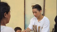 Bisa Ditiru! Jennifer Bachdim Libatkan Anak Beri Bantuan ke Korban Banjir Bali