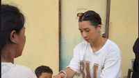 Bisa Ditiru! Jennifer Bachdim Libatkan Anak Beri Bantuan ke Korban Banjir Bali