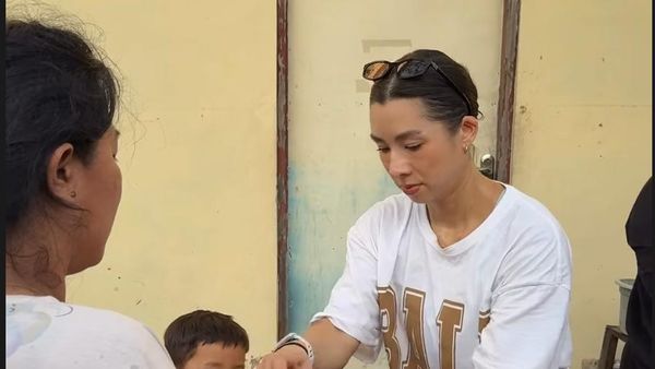 Bisa Ditiru! Jennifer Bachdim Libatkan Anak Beri Bantuan ke Korban Banjir Bali
