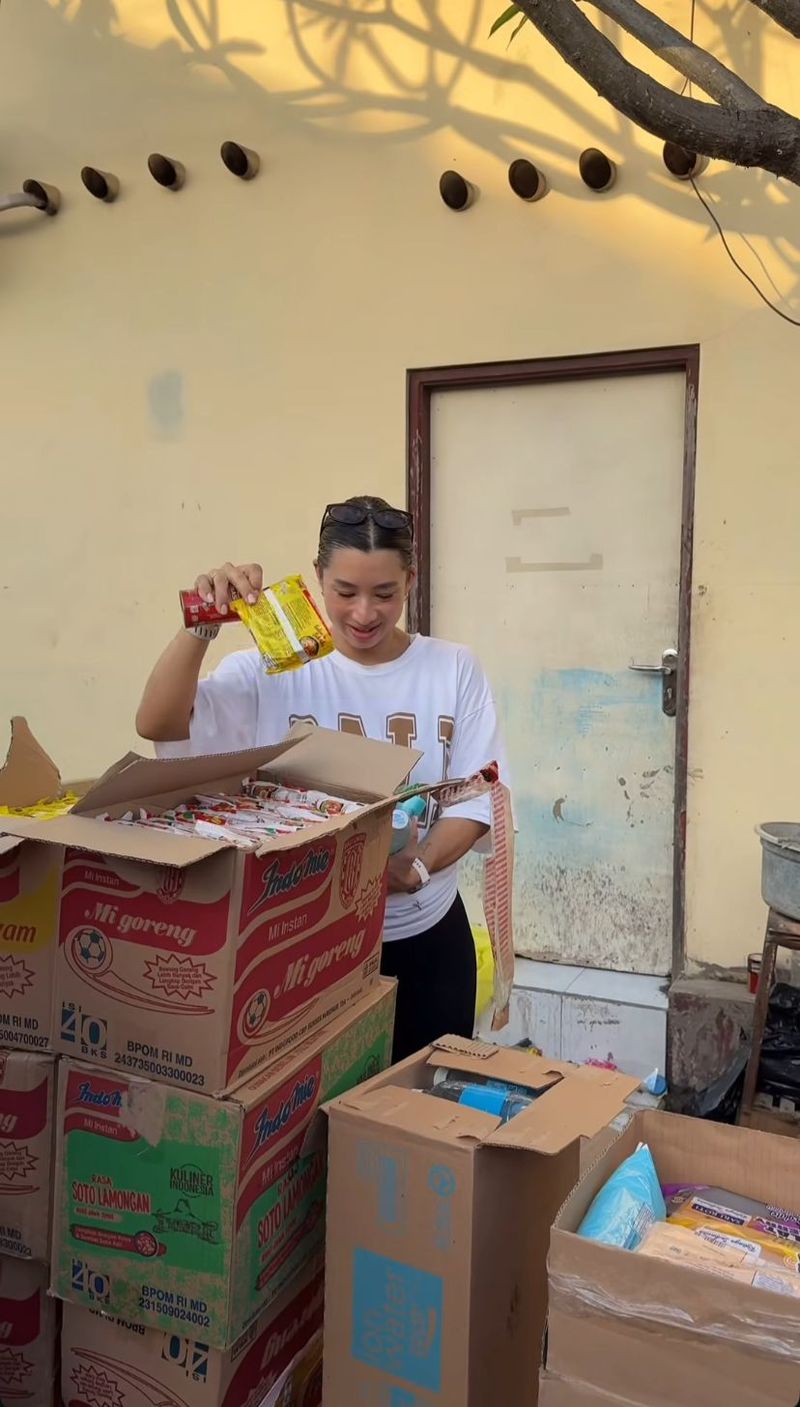 Jennifer Bachdim Gercep Donasi Makanan untuk Korban Banjir Bali