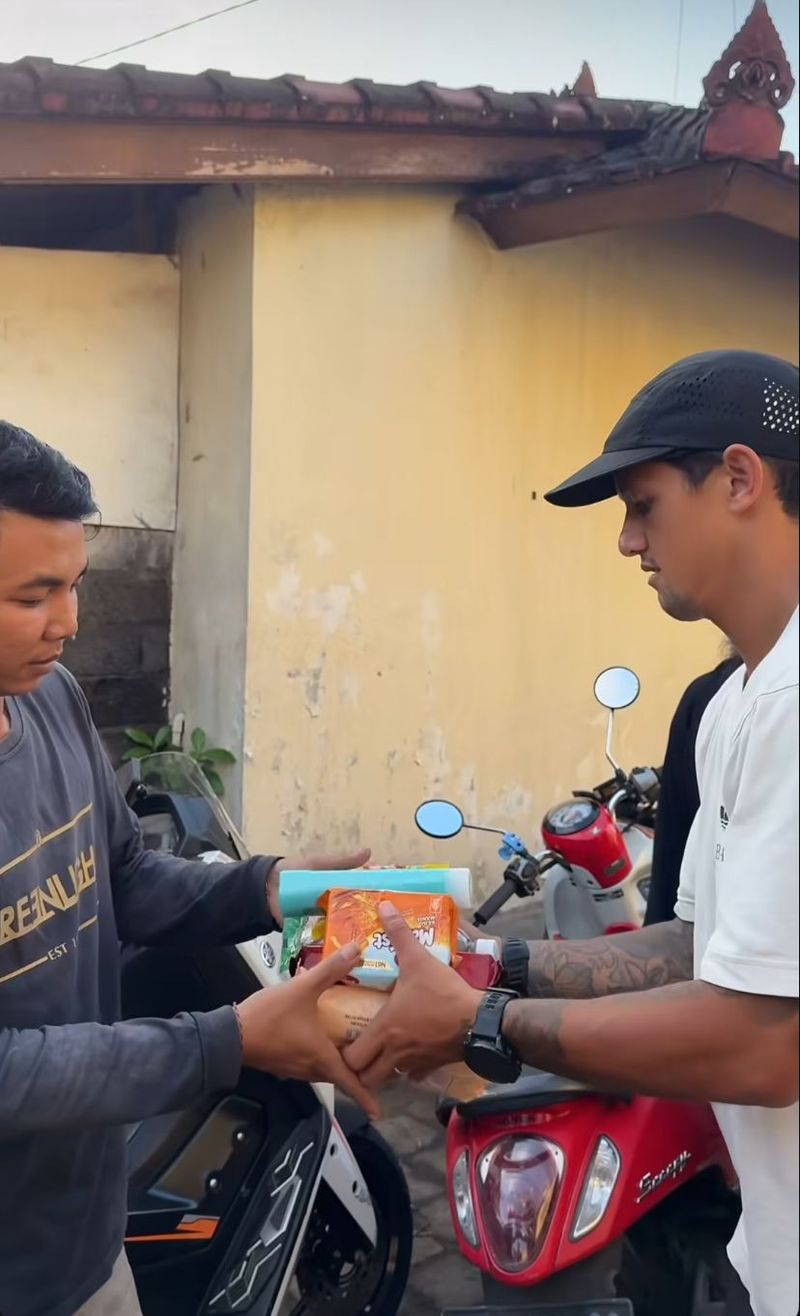 Jennifer Bachdim Gercep Donasi Makanan untuk Korban Banjir Bali
