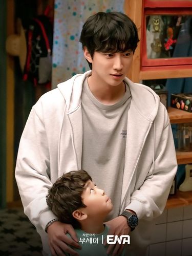 Jung Jinyoung, aktor sekaligus member grup B1A4 tersebut bakal comeback melalui drama romantis kriminal bertajuk Ms. Incognito./ Foto: instagram.com/channel.ena.d