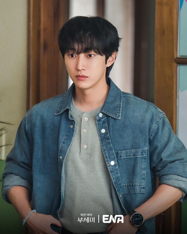 Setelah kemunculan karakter Jeon Yeo Been, hidup karakter Jinyoung berubah.