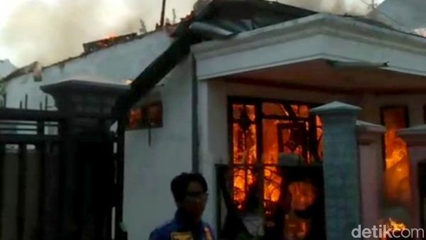 Foto Kebakaran Rumah di Pasuruan Sempat Membuat Warga Sempat Panik
