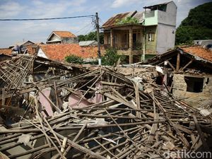 Ledakan Dahsyat Terjadi di Pamulang, 8 Rumah Porak-poranda Ledakan Dahsyat Terjadi di Pamulang, 8 Rumah Porak-poranda