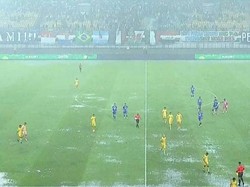 Hujan Lebat, Pertandingan Persib Vs Persebaya Dihentikan Sementara