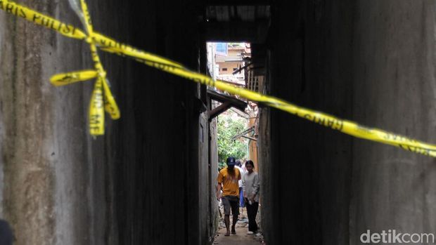 Ledakan keras mengguncang kawasan permukiman warga di Jalan Talas II, Pondok Cabe Udik, Pamulang, Kota Tangerang Selatan, Banten, pada Jumat (12/9/2025). Peristiwa itu membuat warga sekitar panik dan berhamburan keluar rumah.