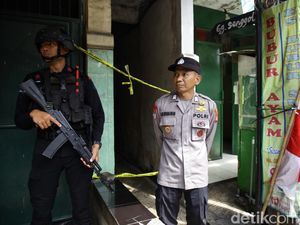 Video Gegana-Puslabfor Polri Tiba di TKP Ledakan Rumah Misterius Pamulang Video Gegana-Puslabfor Polri Tiba di TKP Ledakan Rumah Misterius Pamulang
